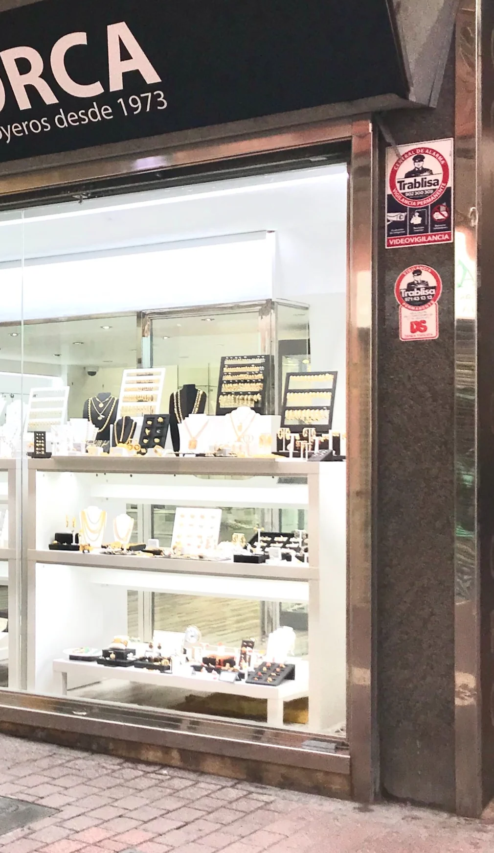 Fachada de Joyería Mallorca en Carrer del Sindicat, 53, con el escaparate iluminado
